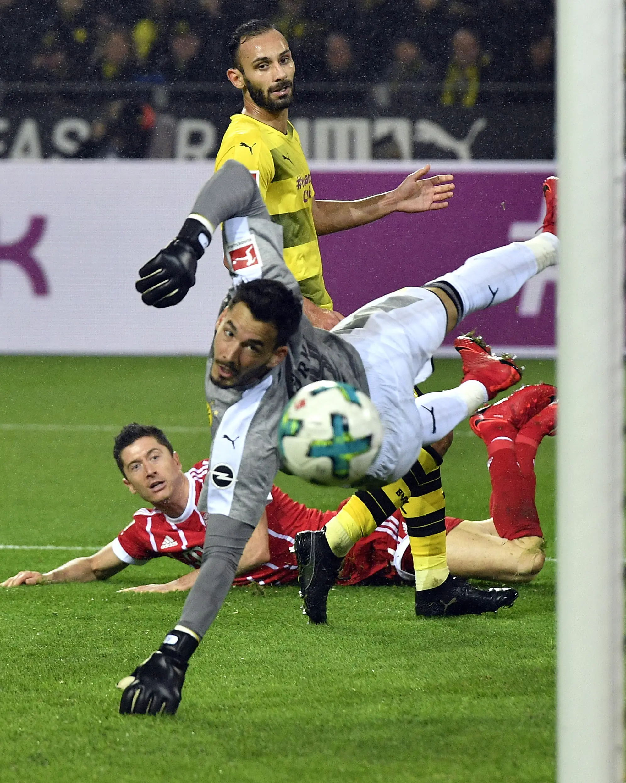 Kiper Dortmund, Roman Buerki gagal mehalau bola sepakan Robert Lewandowski pada lanjutan Bundesliga di Signal Iduna Park, Dortmund, (4/11/2017). Bayern menang 3-1. (AP/Martin Meissner)