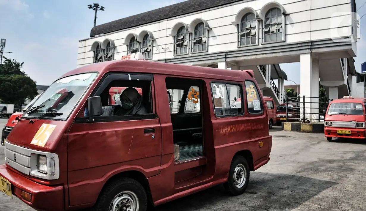 Angkutan kota non-Jak Lingko menunggu penumpang di Terminal Rawamangun, Jakarta, Senin (20/7/2020). Para sopir mengatakan kendaraan angkot mereka belum bisa bergabung dengan Jak Lingko dikarenakan lambatnya proses administrasi meski telah diajukan sejak bulan lalu. (merdeka.com/Iqbal Nugroho)