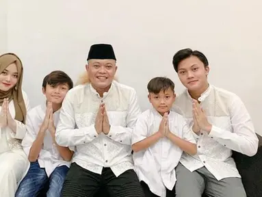 Entis Sutisna atau akrab dikenal Sule menjadi sosok hebat bagi 4 orang anaknya. Sule selalu berusaha berikan yang terbaik bagi 4 orang anaknya. Tak hanya 4 anaknya dari pernikahan pertama, Sule pun juga selalu berusaha untuk bisa jadi ayah yang baik untuk Adzam, yang kini tinggal bersama Nathalie Holscher. (Liputan6.com/IG/ferdinan_sule)