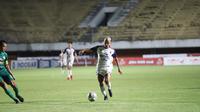 Raphael Maitimo saat Persita dikalahkan Persebaya pada laga lanjutan BRI Liga 1 2021/2022. (Persita Media)