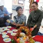 Kegiatan menghias kue di Bandara Juanda, Sidoarjo, Jawa Timur. (Foto: Liputan6.com/Dian Kurniawan)