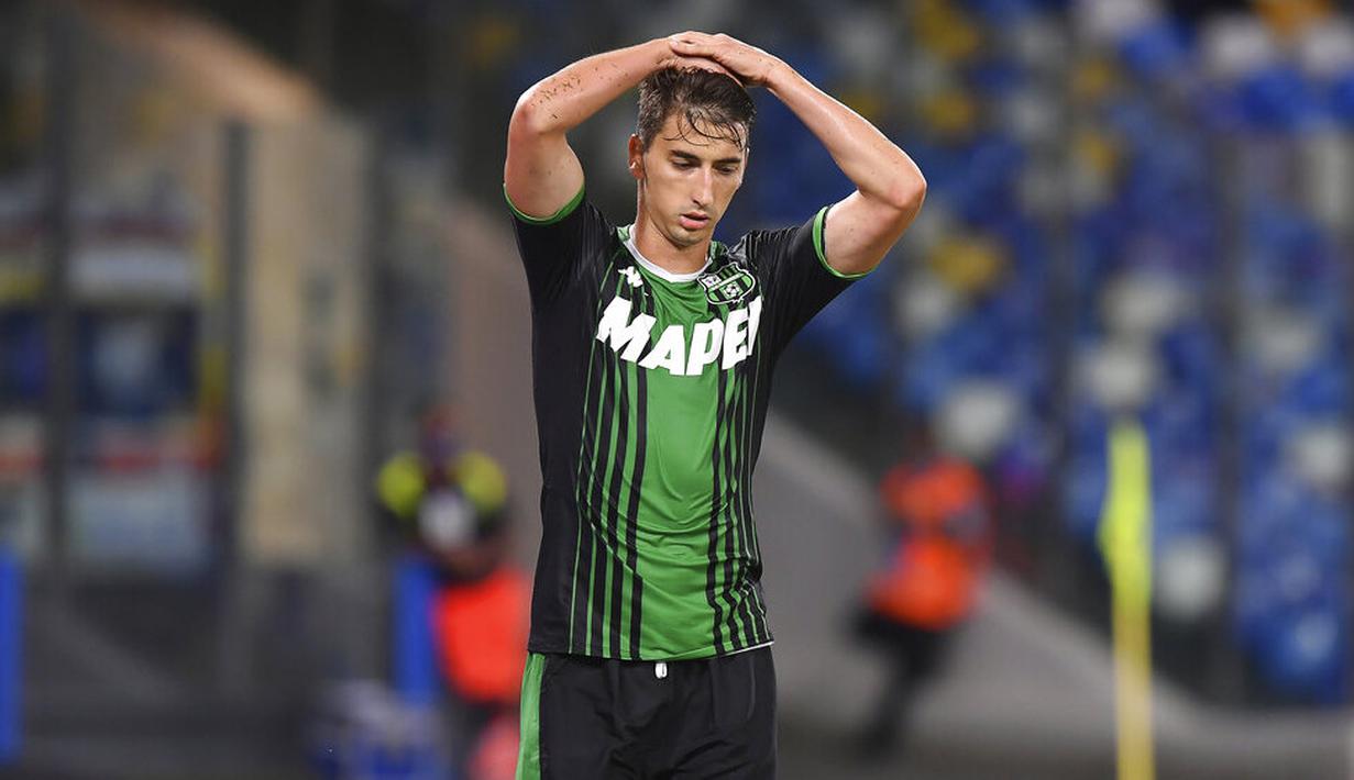 Pemain Sassuolo, Filip Djuricic, usai gagal mencetak gol ke gawang Napoli pada laga Serie A di Stadion San Paolo Sabtu (25/7/2020). Napoli menang 2-0 atas Sassuolo. (Cafaro/LaPresse via AP)