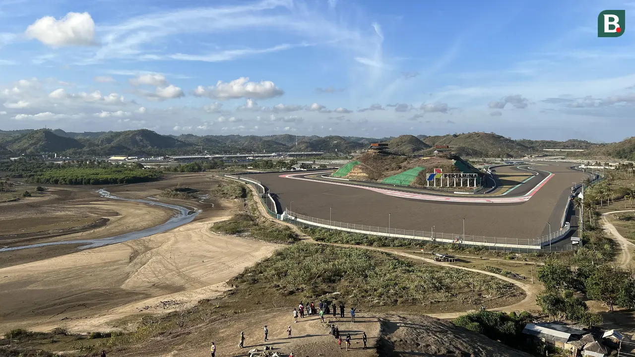 Foto: Menikmati Keindahan Sirkuit Mandalika yang Berpadu dengan Pantai Pesisir Selatan Pulau Lombok dari Atas Bukit Seger