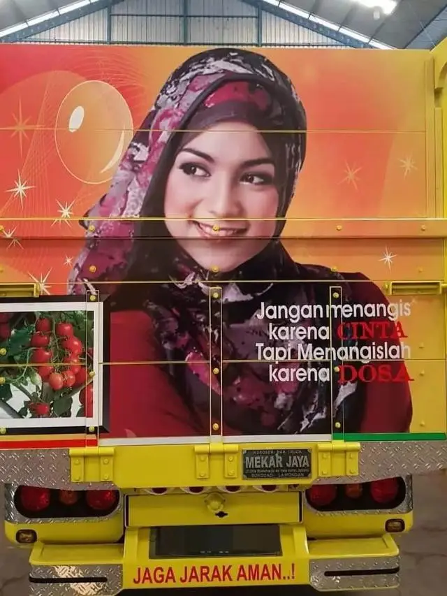 Kumpulan Potret Artis dengan Kata-Kata Bijak Menghiasi Belakang Truk (ist)