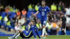 Pemain Chelsea Timo Werner (kiri) duduk di lapangan pada akhir pertandingan sepak bola Liga Inggris melawan Wolverhampton Wanderers di Stadion Stamford Bridge, London, Inggris, 7 Mei 2022. Pertandingan berakhir 2-2. (AP Photo/Frank Augstein)