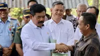 Menteri Agraria dan Tata Ruang/Kepala Badan Pertanahan Nasional (ATR/BPN), Hadi Tjahjanto menyerahkan 160 sertifikat tanah kepada masyarakat Kabupaten Lombok Barat, Provinsi Nusa Tenggara Barat (NTB). (Foto: Istimewa).