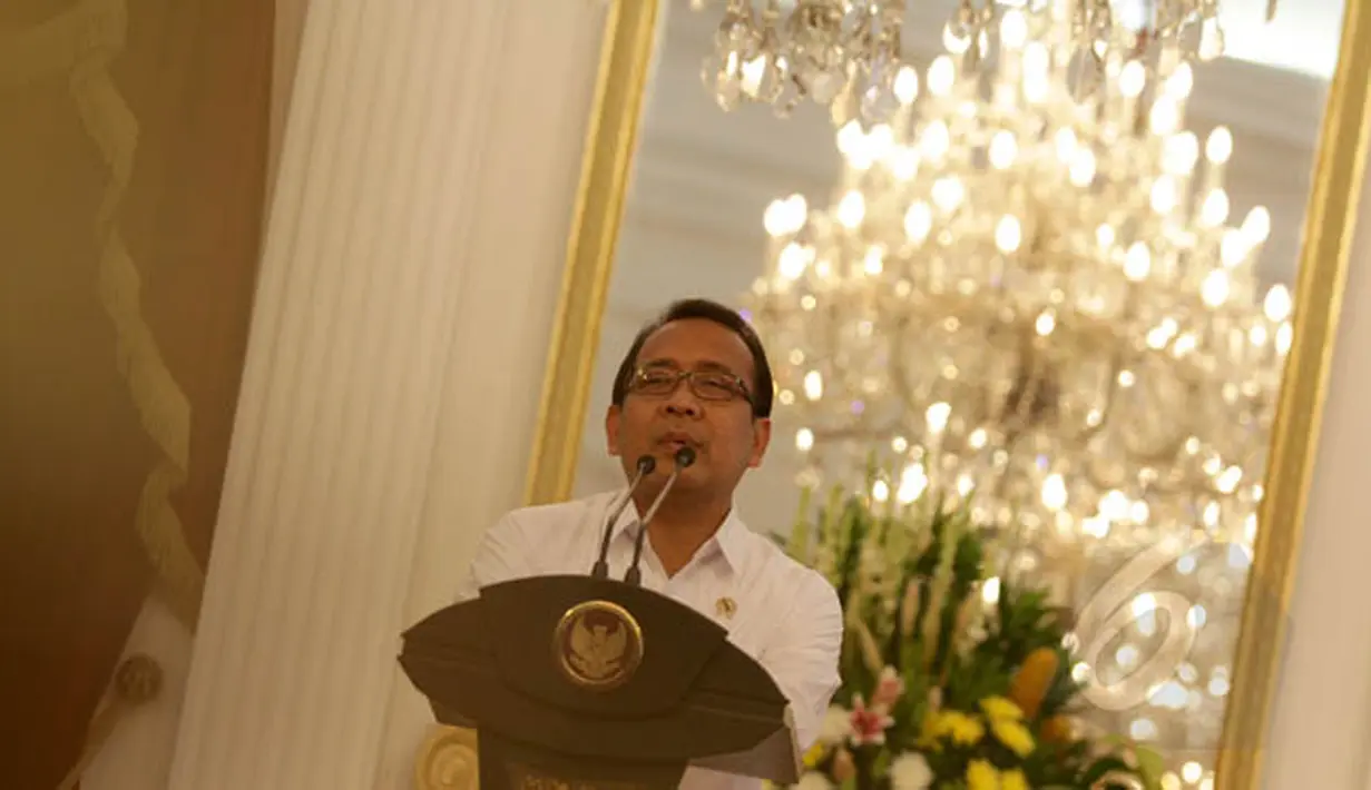Mensesneg Pratikno memberikan keterangan terkait diterbitkannya Keppres pemberhentian sementara Ketua KPK Abraham Samad serta Wakil Ketua KPK Bambang Widjojanto di Istana Merdeka, Jakarta, Rabu (18/2/2015). (Liputan6.com/Faizal Fanani) 