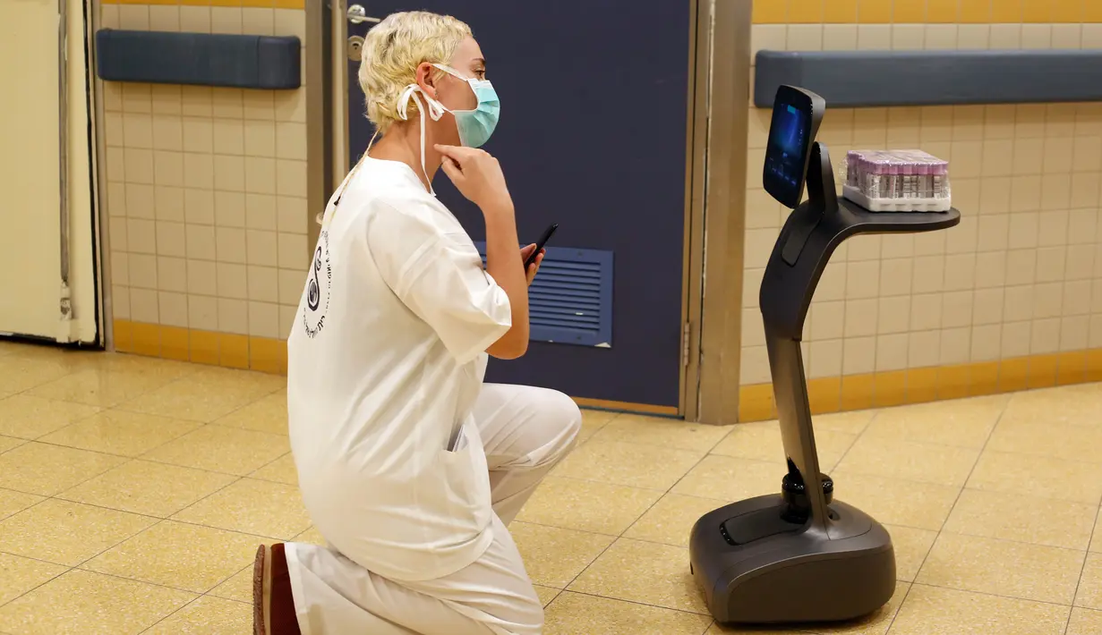 Petugas medis Israel menguji sebuah robot Temi di Sheba Medical Center dekat Tel Aviv, Israel, (12/5/2020). Robot Temi ini yang dikembangkan oleh sebuah perusahaan Israel. (Xinhua/Gil Cohen Magen)