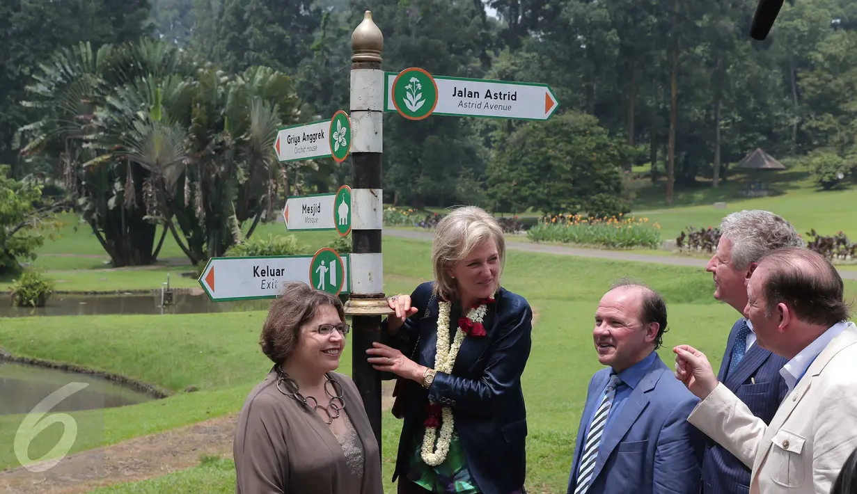 Putri Astrid dari Kerajaan Belgia (kedua kiri) berdiri di dekat papan nama jalan Astrid di Kebun Raya Bogor, Jawa Barat, Rabu (16/3). Kunjungan tersebut untuk mengenang Jalan Astrid yang diambil dari nama neneknya, Ratu Astrid (Liputan6.com/Faizal Fanani)