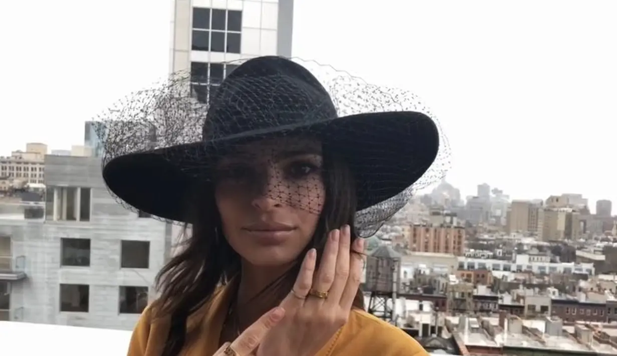 "Jeff merasa Emily melakukan (pernikahan) ini karena dirinya tak pernah melamarnya. Situasi ini membuatnya sangat shocked," jelas sumber. (instagram/emrata)