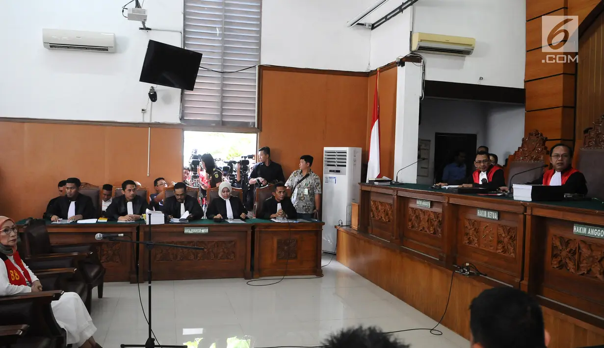 Ratna Sarumpaet duduk di kursi terdakwa Pengadilan Negeri (PN) Jakarta Selatan, Kamis (29/2). Ratna menjalani sidang dakwaan perdana atas kasus penyebaran berita hoaks yang menyebutkan wajah lebam. (Liputan6.com/Herman Zakharia) 
