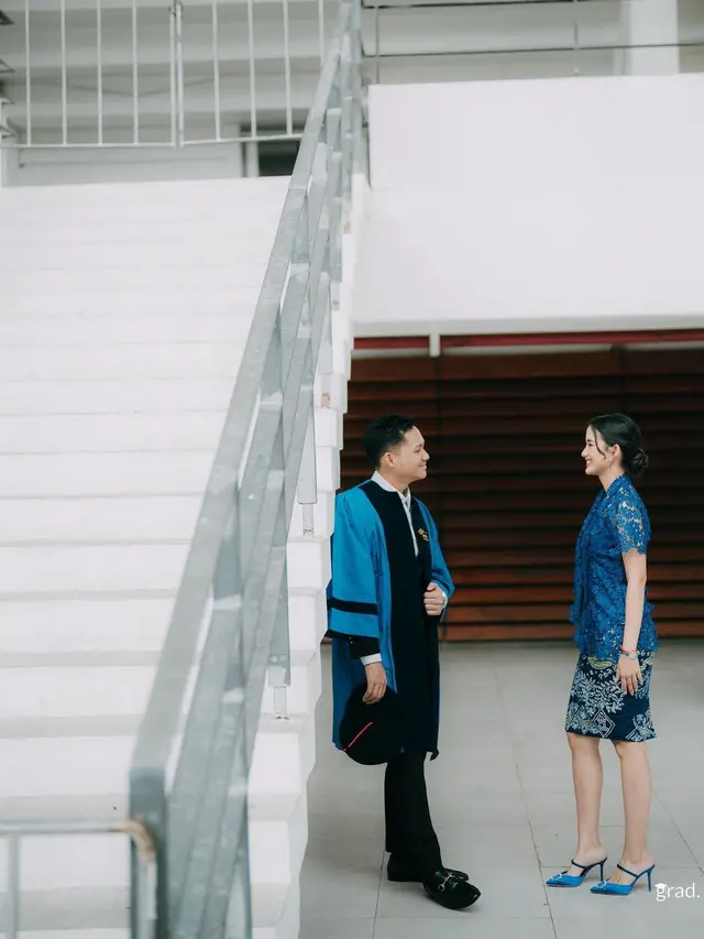 6 Potret Sarah Menzel di Momen Wisuda Azriel Hermansyah,