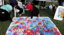 Tiga orang wanita Irak membuat karya seni lukisan abstrak dengan cetakan tangan selama Hari Perdamaian Internasional di Baghdad,Irak (21/9/2015). Perayaan diisi dengan kreativitas seni karya para pemuda dan pemudi Irak. (REUTERS/Thaier al-Sudani)