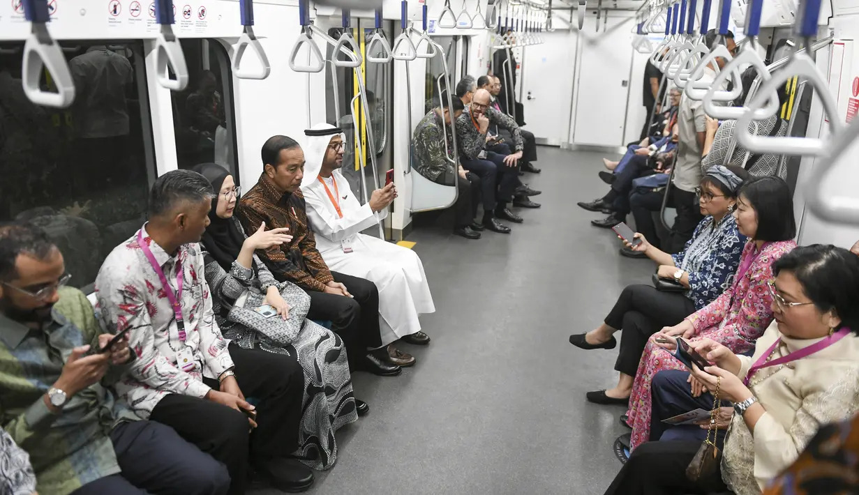 Jokowi tiba di Stasiun Bundaran HI sekitar pukul 08.30 WIB dengan memakai kemeja batik berwarna cokelat. (FOTO: ANTARA FOTO/Hafidz Mubarak A/pool)