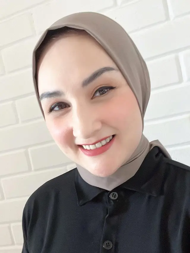 Mona Ratuliu berhijab (Instagram/monaratuliu)