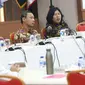 Komisioner KPU, Pramono Ubaid Tanthowi (kedua kanan) memimpin rapat evaluasi debat Cawapres di Gedung KPU, Jakarta, Selasa (19/3). Rapat juga membahas persiapan pelaksanaan debat pilpres keempat dan kelima. (Liputan6.com/Helmi Fithriansyah)