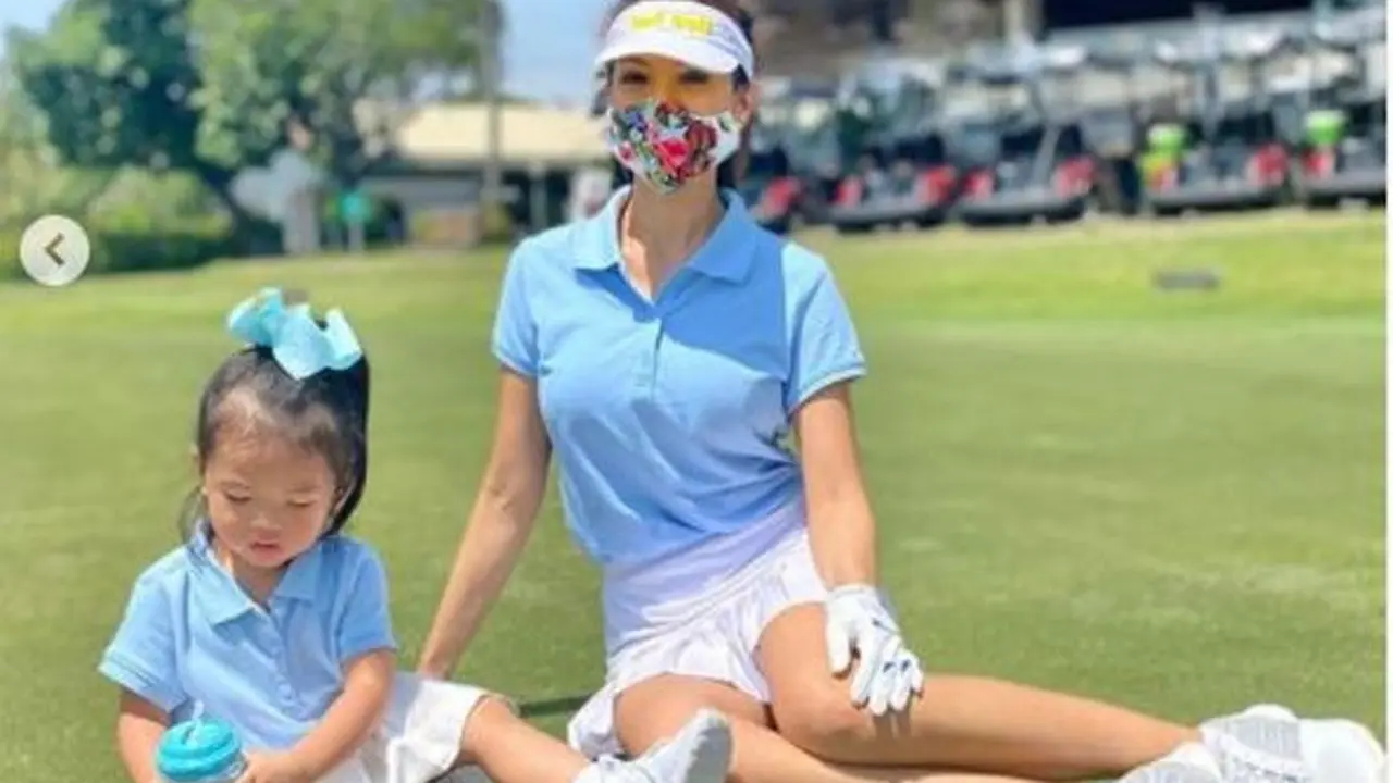 Farah Quinn Bermain Golf
