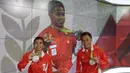 Peraih medali perak angkat besi Olimpiade Rio 2016, Eko Yuli Irawan dan Sri Wahyuni Agustiani, berpose saat berkunjung ke Emtek Group di SCTV Tower, Jakarta, Selasa (16/8/2016). (Bola.com/Arief Bagus)