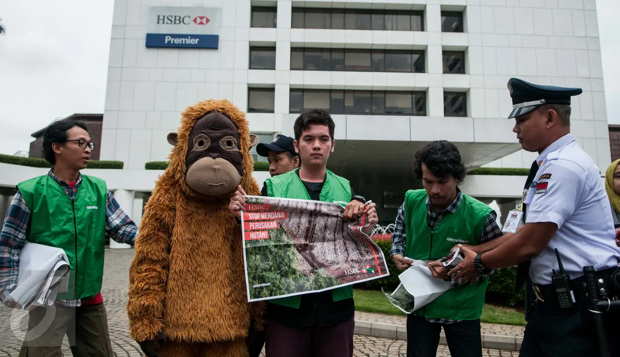 Petugas keamanan menghalau aktivis Greenpeace Indonesia, pewakilan Tim Cegah Api, dan Orangutan melakukan teatrikal saat aksi damai di kawasan kantor HSBC, kompleks World Trade Center (WTC) I, Jakarta, Kamis (9/2). (Liputan6.com/Gempur M Surya)