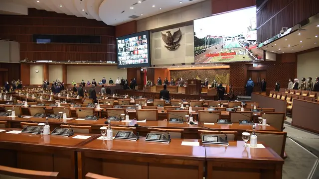 Rapat paripurna DPR pengesahan calon anggota KPU dan Bawaslu, Jumat (18/2/2022). (dok Humas DPR RI)