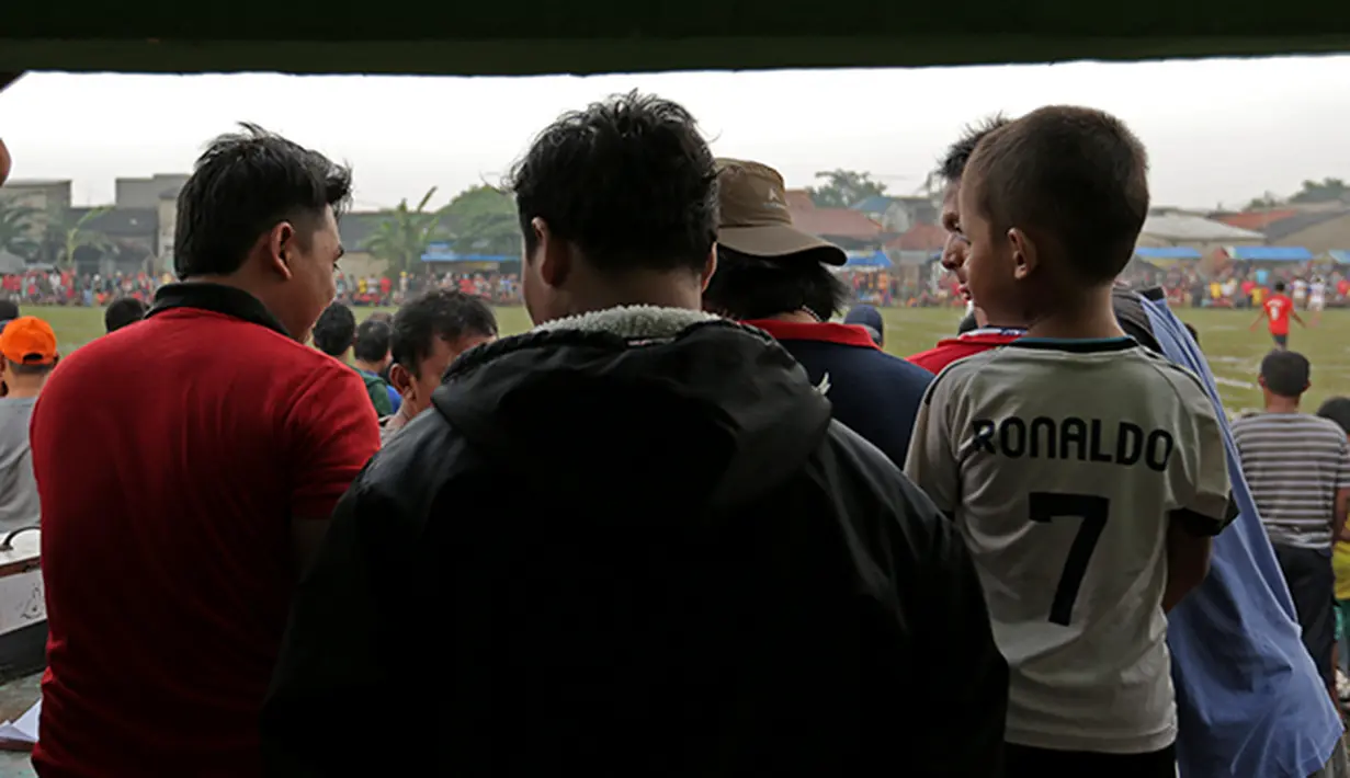 Antusiasme warga tua-muda ikut menyaksikan laga tarkam tersebut. (Bola.com/Peksi Cahyo)
