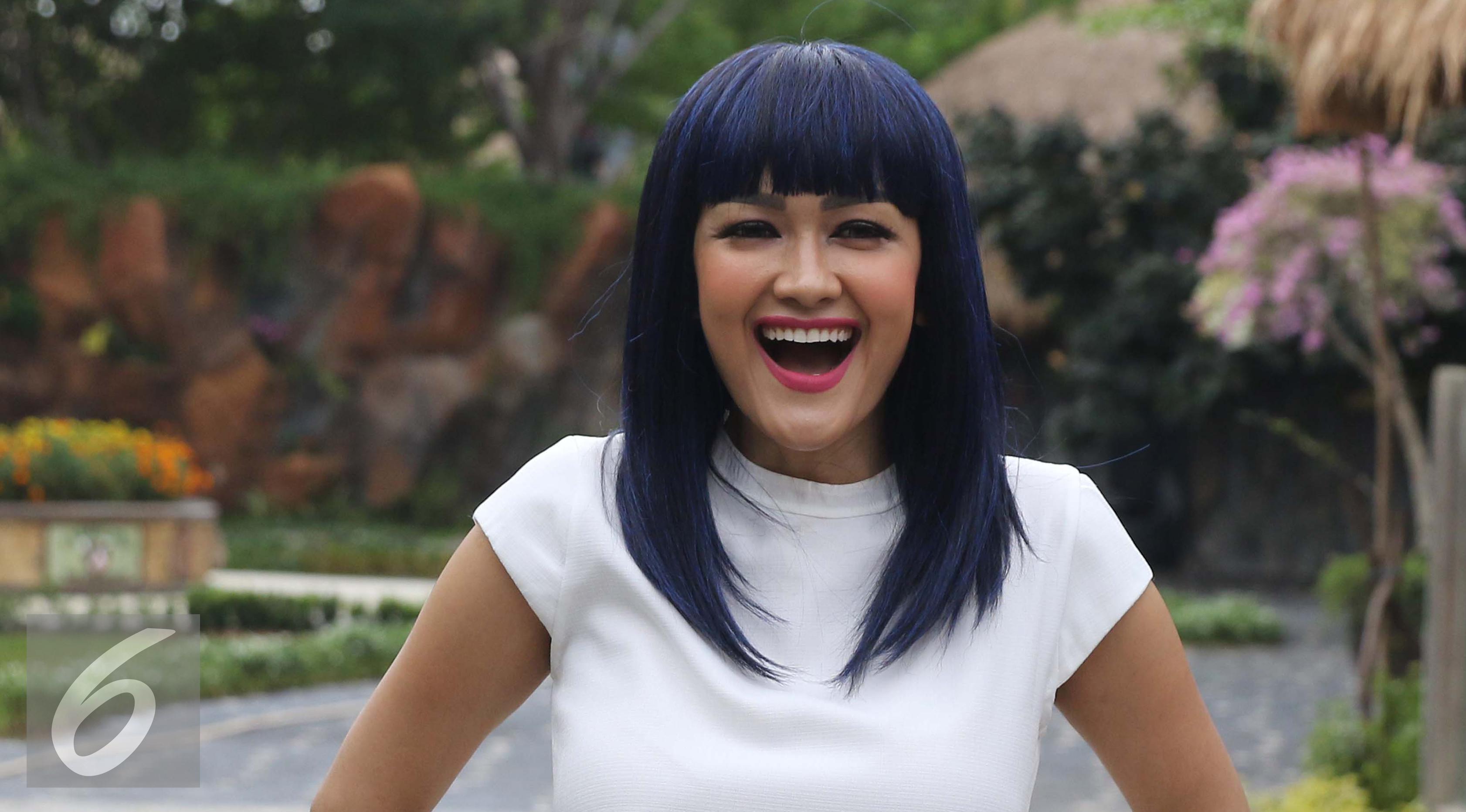 Julia Perez saat merayakan acara Ulang Tahun Julia ke-36 di kawasan Ancol, Jakarta, Jumat (15/7). (Liputan6.com/Herman Zakharia)