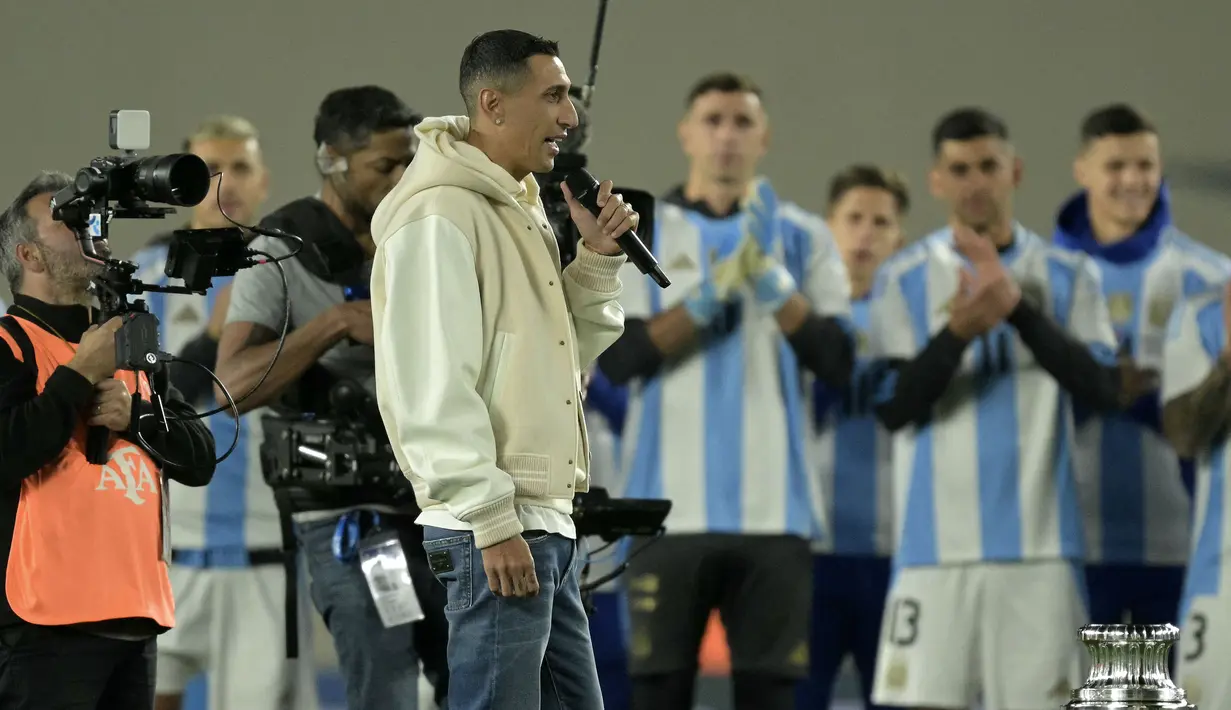 Pemain Argentina, Angel Di Maria memberikan sambutan saat acara perpisahannya dengan timnas Argentina sebelum pertandingan kualifikasi Piala Dunia 2026 melawan Chile di stadion Mas Monumental, Buenos Aires, Argentina, Jumat (06/09/2024) WIB. (AFP/Juan Mabromata)