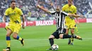 Striker Juventus, Gonzalo Higuain, berusaha melepaskan tendangan saat melawan Chievo pada laga Serie A Italia di Stadion Allianz, Turin, Sabtu (9/9/2017). Juventus menang 3-0 atas Chievo. (AP/Alessandro Di Marco)