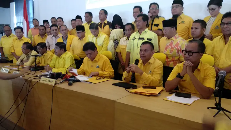 Ketua Umum Golkar Airlangga Hartarto dan pengurus partai