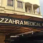 Plang nama Klinik Azzahra Medical Center di Cawang, Jakarta Timur, Jumat (10/11). Klinik itu ditutup sejak peristiwa dokter Letty Sultri yang tewas ditembak sebanyak 6 kali oleh suaminya sendiri, dokter Helmi. (Liputan6.com/Immanuel Antonius)