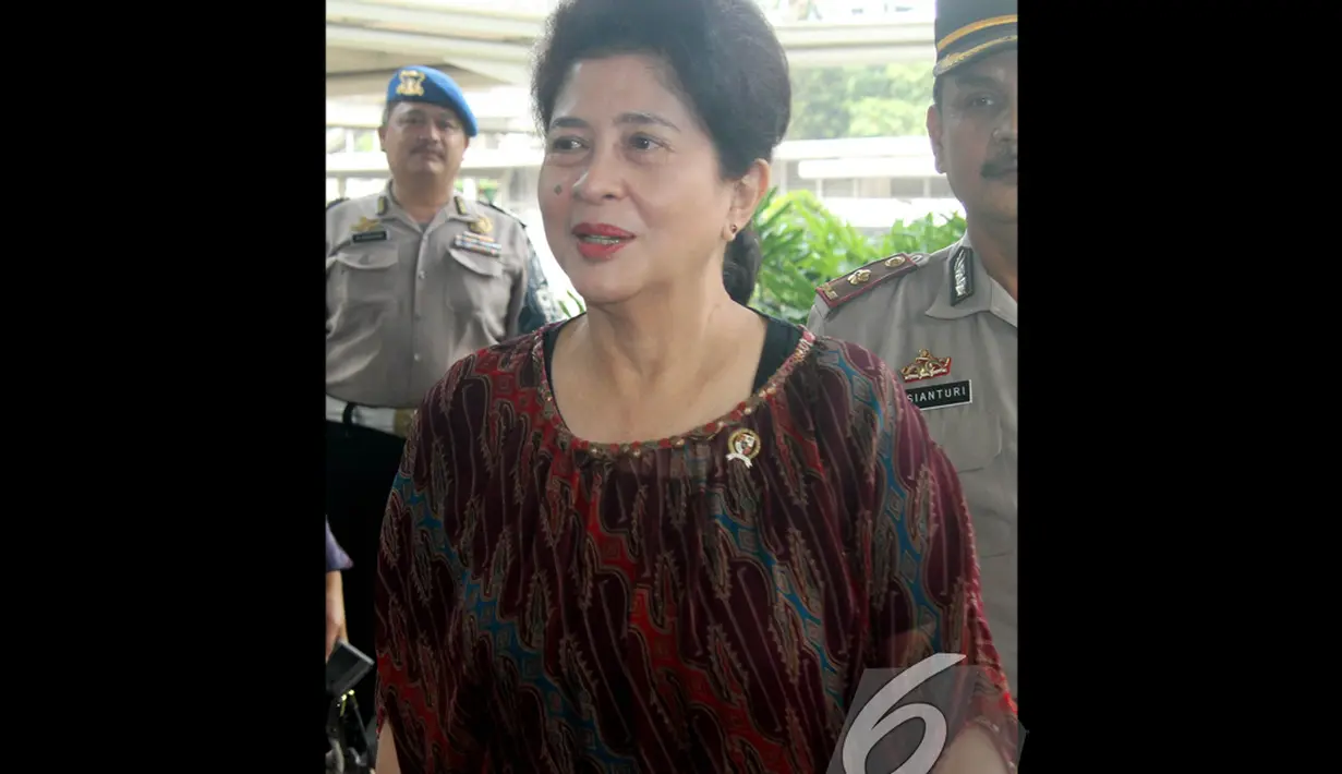 Menkes Nila Farid Moeleok ke KPK untuk melakukan penandatanganan pakta integritas bersama dengan beberapa kementerian dan KPK, Jakarta, Selasa (18/11/2014). (Liputan6.com/Miftahul Hayat) 