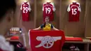 Fans Arsenal berpose di ruang ganti yang akan digunakan oleh The Gunners saat bertanding melawan Chelsea di Beijing, Jumat, (21/7/2017). Arsenal dan Chelsea akan bertanding dalam laga persahabatan. (AP/Ng Han Guan)
