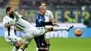 Striker Argentina, Rodrigo Palacio, berusaha melewati hadangan bek Sassuolo, Sime Vrsaljko, pada laga Serie A. Inter membukukan enam kali tendangan kearah gawang dan delapan tendangan melebar. (AFP/Alberto Pizzoli)