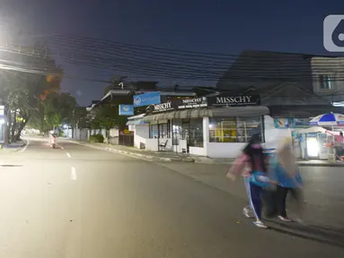 Kondisi lalu lintas pada malam takbiran di kawasan Tebet, Jakarta, Sabtu (23/5/2020). Satgas COVID-19 menutup akses Jalan Tebet Utara tersebut untuk menekan penyebaran COVID-19 dan mengurangi keramaian warga yang ingin berbelanja baju Lebaran pada malam takbiran. (merdeka.com/Imam Buhori)