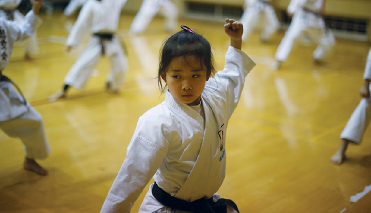 Mahiro Takano, anak perempuan asal Jepang berlatih karate di Nagaoka, Niigata, 18 November 2015. Saat usianya mencapai 9 tahun, ia berhasil  memenangkan All Japan Karatedo SMP Championships selama  tiga tahun berturut-turut. (dailymail.co.uk)