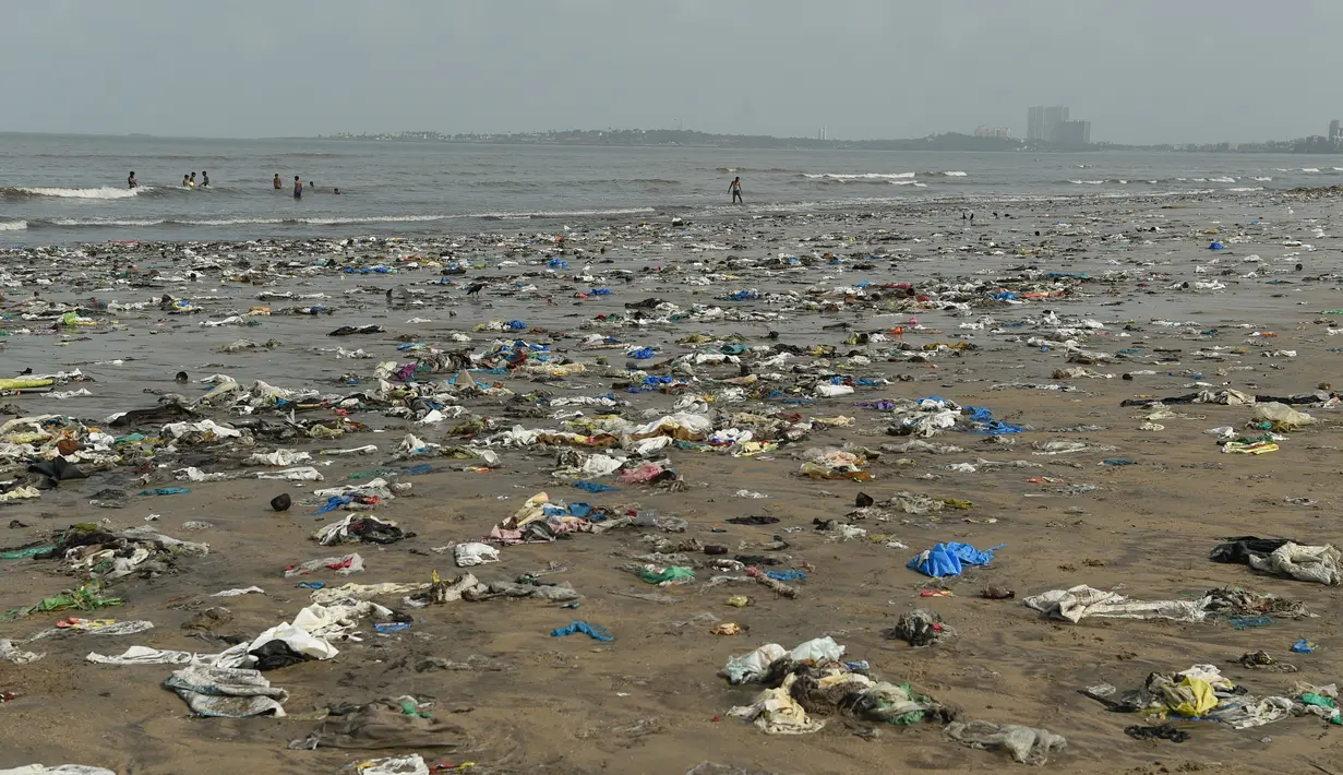 Suasana kotor pantai Juhu yang dipenuhi sampah plastik di Mumbai, India (2/6). (AFP PHoto/Punit Paranjpe)