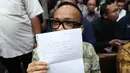 Tersangka kasus dugaan pemerasan dalam pengurusan sertifikat K3 di Kementerian Ketenagakerjaan yang juga mantan Wakil Menteri Ketenagakerjaan (Wamenaker), Immanuel Ebenezer Gerungan (kiri) sesaat sebelum mengikuti persidangan di Pengadilan Tindak Pidana Korupsi (Tipikor) Jakarta pada Pengadilan Negeri Jakarta Pusat, Senin (19/1/2026). (Kapanlagi.com/Budy Santoso)