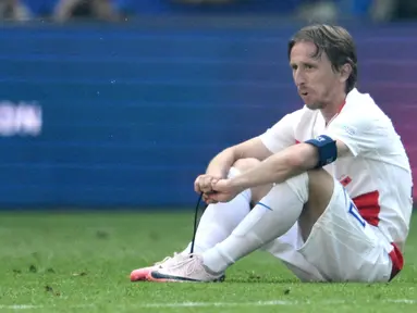 Pemain Kroasia, Luka Modric, tampak lesu setelah ditahan imbang Albania pada laga Grup B di Volksparkstadion, Hamburg, Rabu (19/6/2024). Kroasia bermain imbang 2-2. (AFP/Christophe Simon)