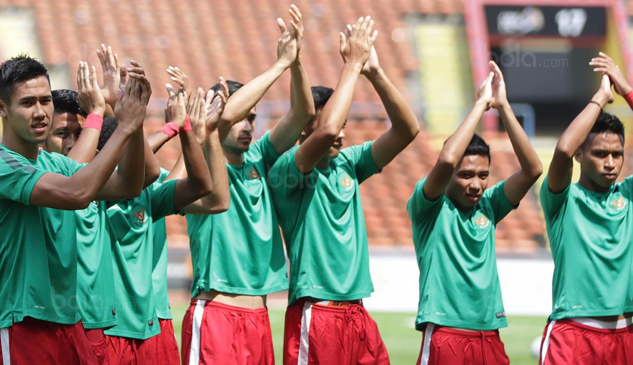 Para pemain melakukan latihan jelang laga melawan Kamboja  di Stadion Shah Alam, Selangor, Kamis, (24/8/2017). Indonesia akan menjalani laga penentuan melawan Kamboja. (Bola.com/Vitalis Yogi Trisna)