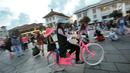 Pengunjung bermain sepeda yang disewakan di kawasan Kota Tua, Jakarta, Selasa (27/6). Pengunjung bisa menikmati Kota Tua, dari menyewa sepeda ontel dengan berbagai warna sampai berfoto bersama dengan manusia patung. (Liputan6.com/Yoppy Renato)