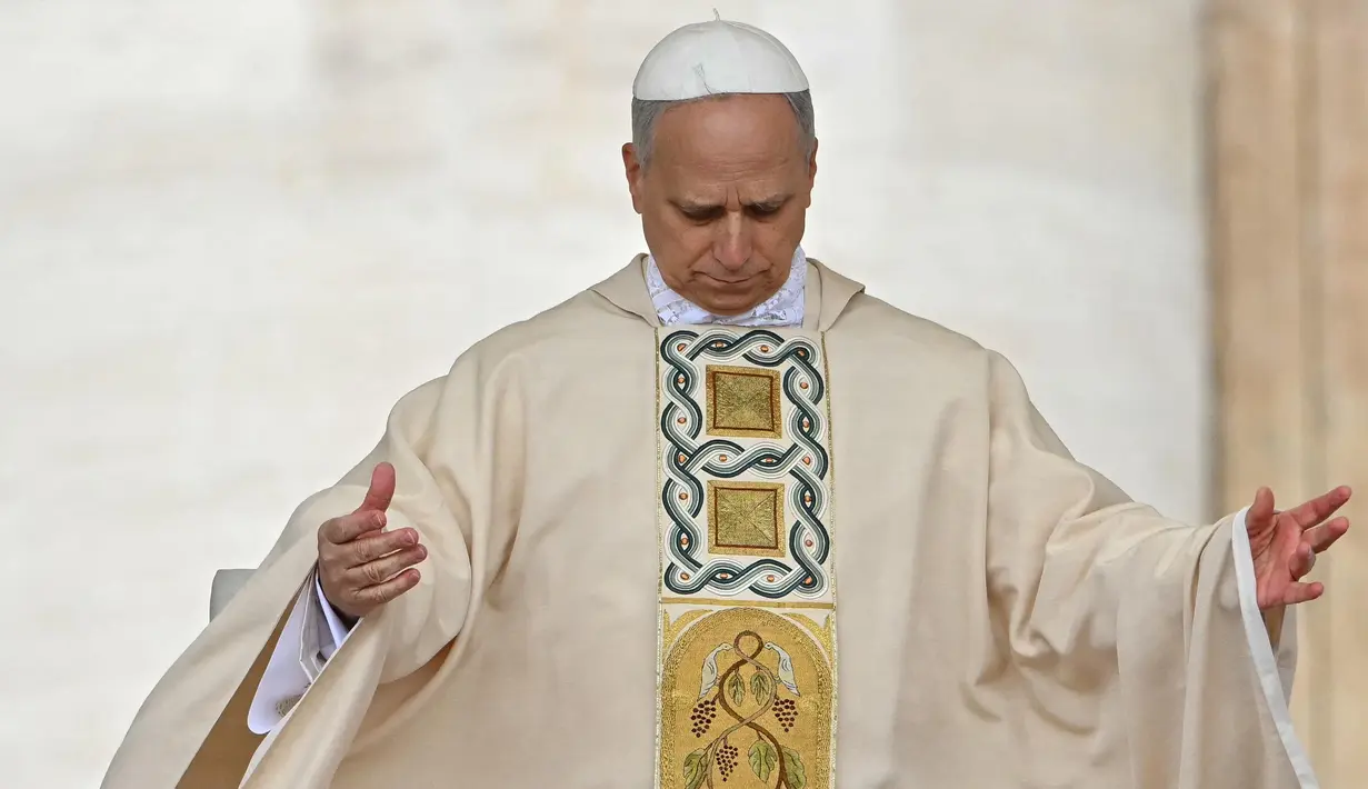 Paus Leo XIV memimpin misa untuk awal masa kepausannya, di alun-alun Santo Petrus di Vatikan pada Minggu 18 Mei 2025. (Alberto PIZZOLI/AFP)