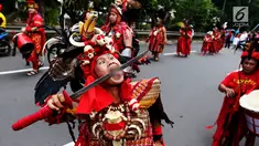 Peserta atraksi Tatung mengiris lidahnya dengan pedang saat arak-arakan perayaan Cap Go Meh di kawasan Petojo, Jakarta, Selasa (19/2). Arak-arakan ini melewati kawasan Petojo hingga Cideng. (Liputan6.com/Angga Yuniar)