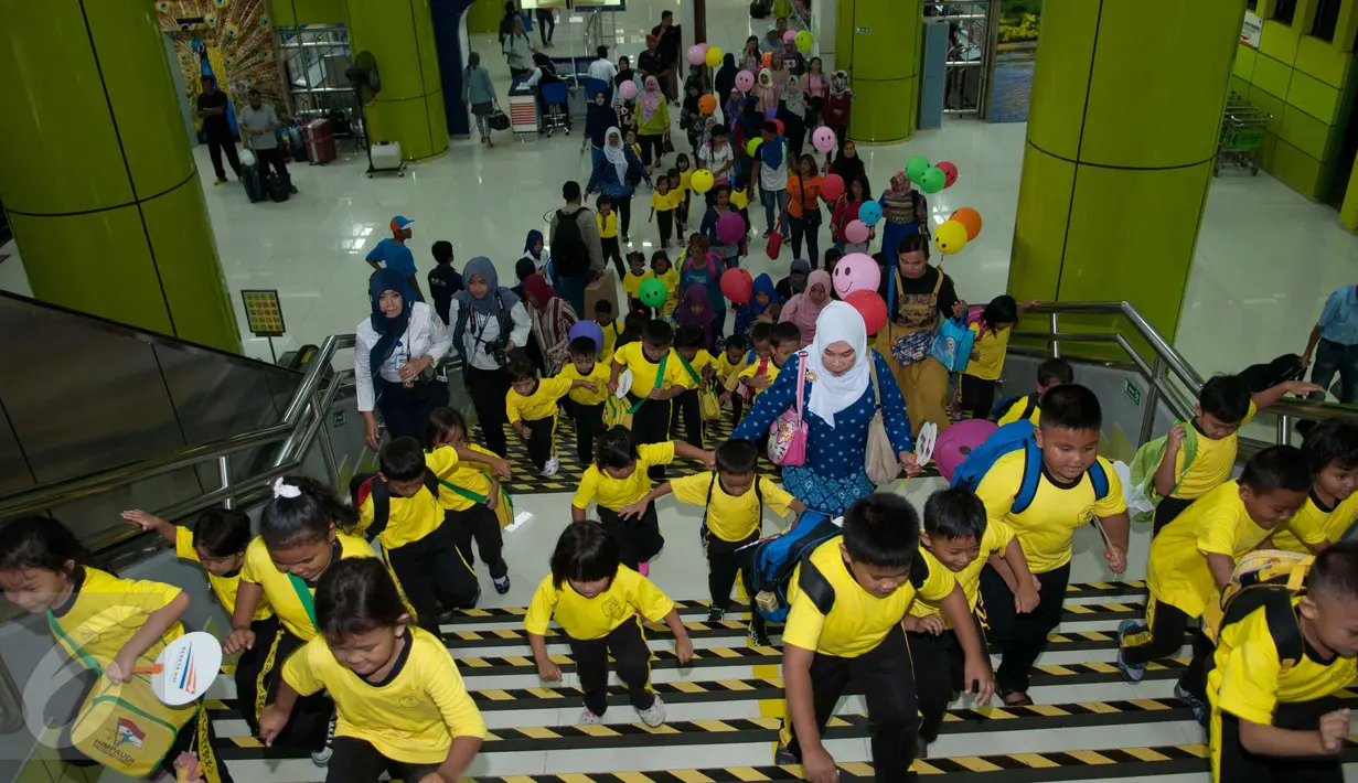Sejumlah murid PAUD diajak berkeliling Stasiun Gambir, Jakarta, Senin (20/3). Memperingati hari dongeng sedunia, PT KAI mengadakan hari dongeng sekaligus mengenalkan lebih jauh tentang kereta api kepada murid PAUD. (Liputan6.com/Gempur M Surya)
