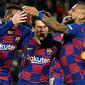 Para pemain Barcelona merayakan gol yang dicetak Lionel Messi ke gawang Granada pada laga La Liga di Stadion Camp Nou, Barcelona, Minggu (19/1). Barcelona menang 1-0 atas Granada. (AFP/Lluis Gene)