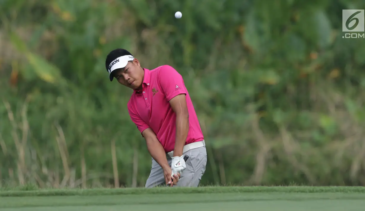 Pegolf Thailand, Tirawat Kaewsiribandit saat mengikuti Golf Indonesia Open 2017 di Pondok Indah Golf Course, Jakarta, Minggu (29/10). Tirawat Kaewsiribandit harus puas menempati posisi kedua Golf Indonesia Open 2017. (Liputan6.com/Helmi Fithriansyah)
