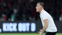 Pelatih kepala Timnas Indonesia, John Herdman memberikan instruksi ke pemainnya dalam laga semifinal FIFA Series 2026 melawan St Kitts and Nevis di Stadion Utama Gelora Bung Karno (SUGBK), Senayan, Jakarta, Jumat (27/03/2026). (Bola.com/M Iqbal Ichsan)
