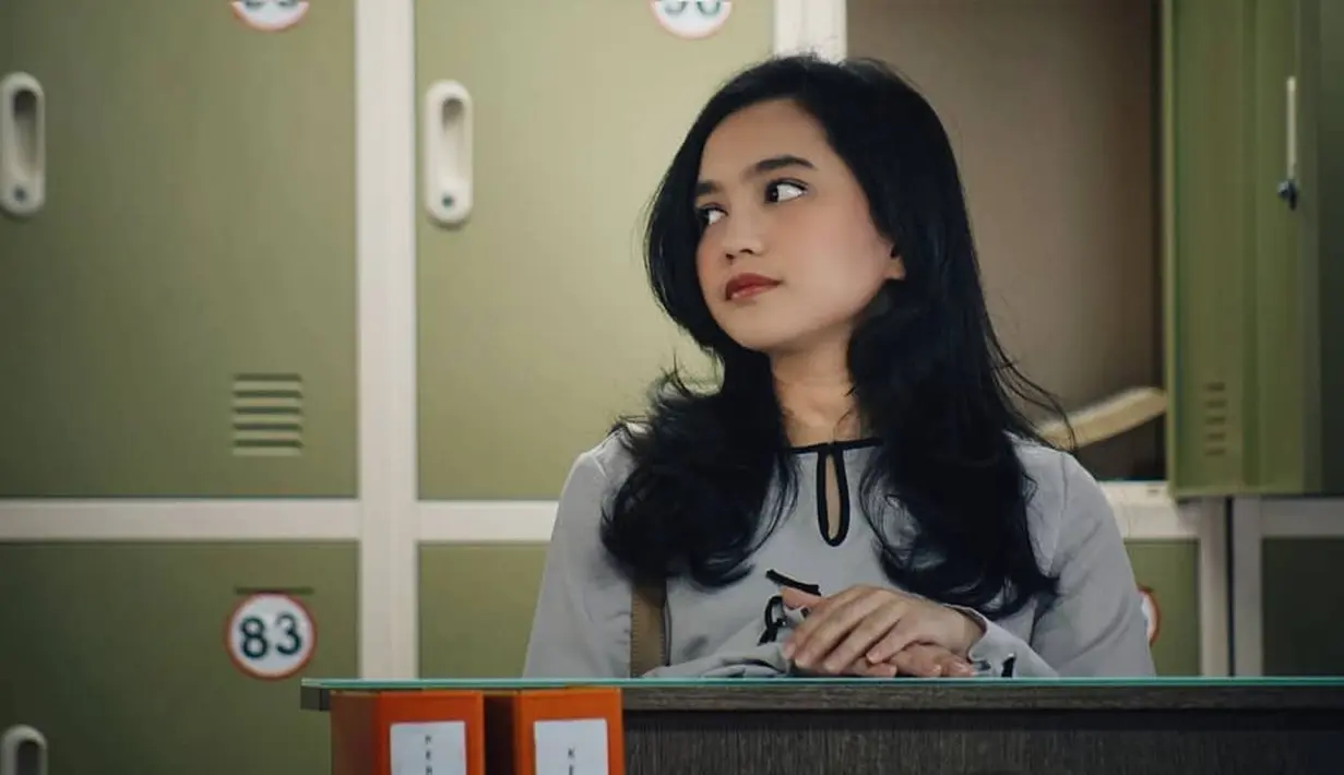 Ada juga Rachel Amanda yang baru saja membintangi film terbarunya yang berjudul Sajen. Selain berakting, perempuan yang satu ini juga jago menuliskan kata-kata indah yang menjadi sebuah bait puisi. (Instagram/auroramanda)