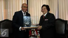 Menteri Lingkungan Hidup dan Kehutanan (LHK), Siti Nurbaya bertukar cenderamata dengan Menko bidang ekonomi yang merangkap Menteri Pertanian dan Perikanan Timor Leste, Estanislau Aleixo da Silva di Jakarta (24/8/2015). (Liputan6.com/Johan Tallo)
