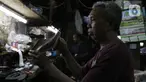 Seorang perajin menyelesaikan pembuatan sepatu di Jakarta, Jumat (17/1/2020). Pengamat menilai perlambatan pertumbuhan kredit usaha mikro, kecil, dan menengah (UMKM) berpotensi tidak akan berlanjut pada tahun ini. (Liputan6.com/Angga Yuniar)