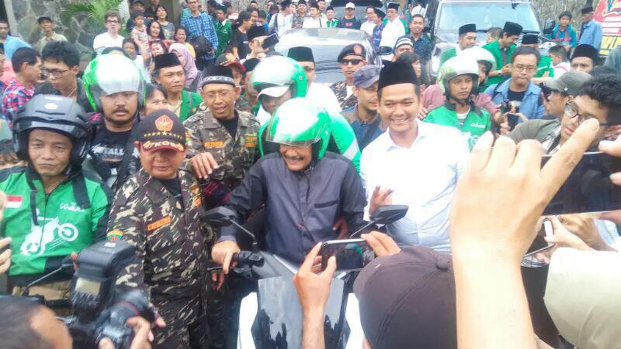 Djarot Saiful Hidayat bonceng pengemudi ojek online